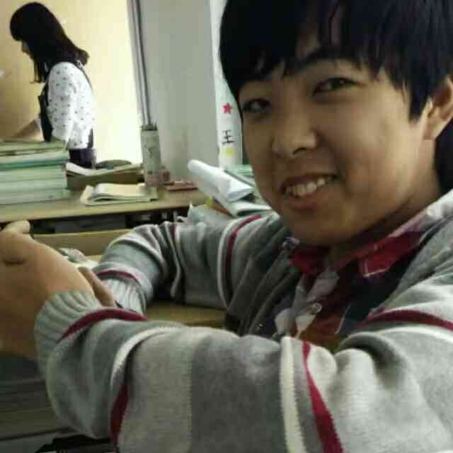 三十岁左右男性正面照，穿着深蓝色西装，白色衬衫，黑色领带，背景为浅灰色，光线柔和，专业商务形象